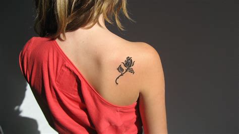 female tattoos on shoulder blade|cute shoulder tattoos.